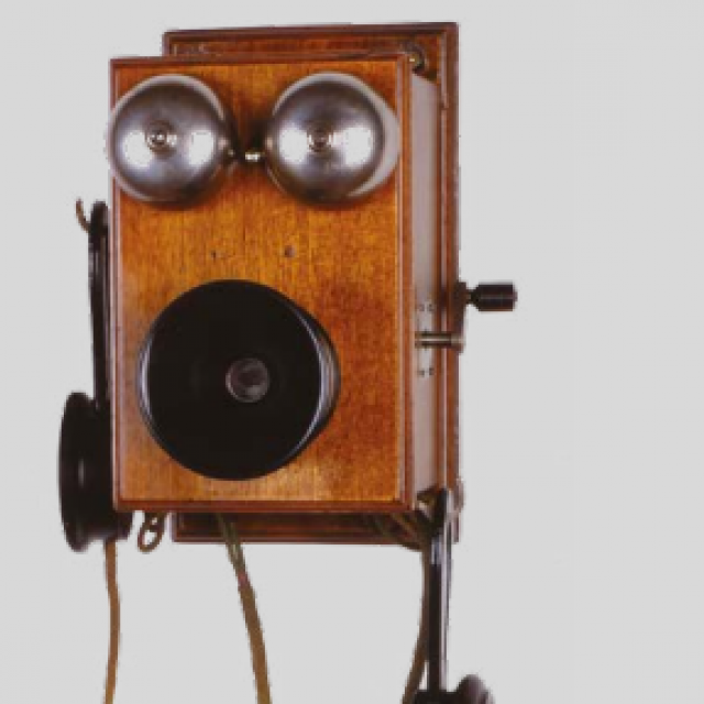 Zidni induktorski telefonski aparat, Deckert & Homolka, Beč, Austrija, prije 1894. š=13,5 cm, v=23 cm, d=12,5 cm HTM-T-415