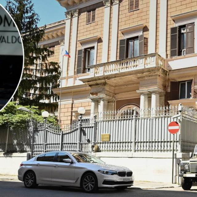 &lt;p&gt;Rusko veleposlanstvo u Rimu, arhivska fotografija talijanskog policajca u krugu&lt;/p&gt;