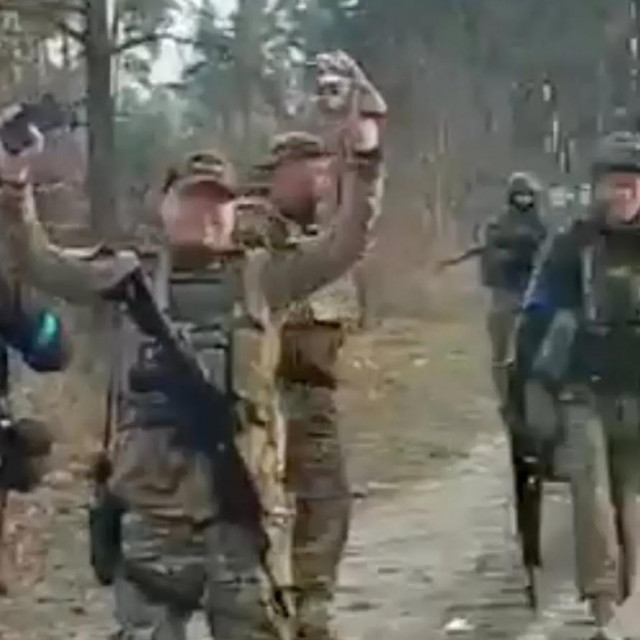 &lt;p&gt;Ukrajinski vojnik koji pozdravlja snimatelja&lt;/p&gt;
