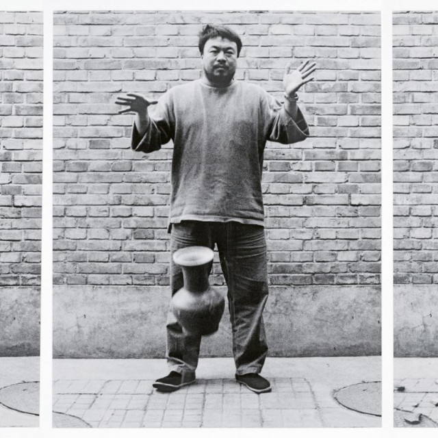 &lt;p&gt;Ai Weiwei baca komad keramike dinastije Han&lt;/p&gt;