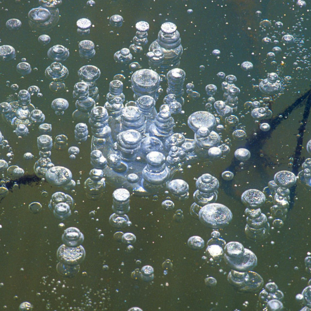 Mjehurići od metana nastali na dnu jezera
