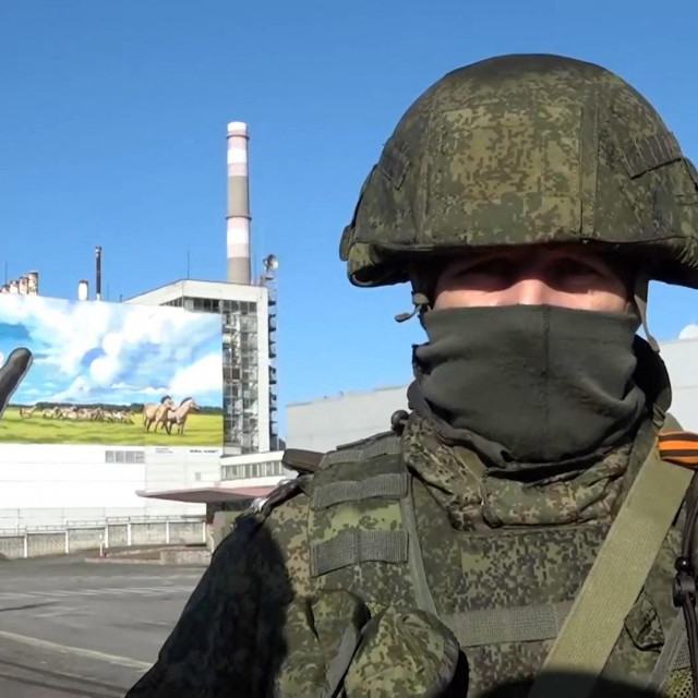Ruski vojnik pred bivšom nuklearkom u Černobilu