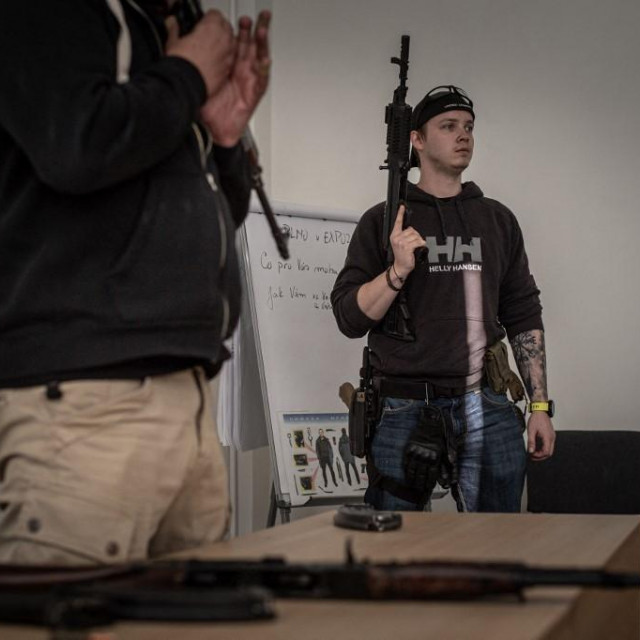 &lt;p&gt;Beplatni tečaj rukovanja oružjem za izbjegle Ukrajince u Brnu&lt;/p&gt;