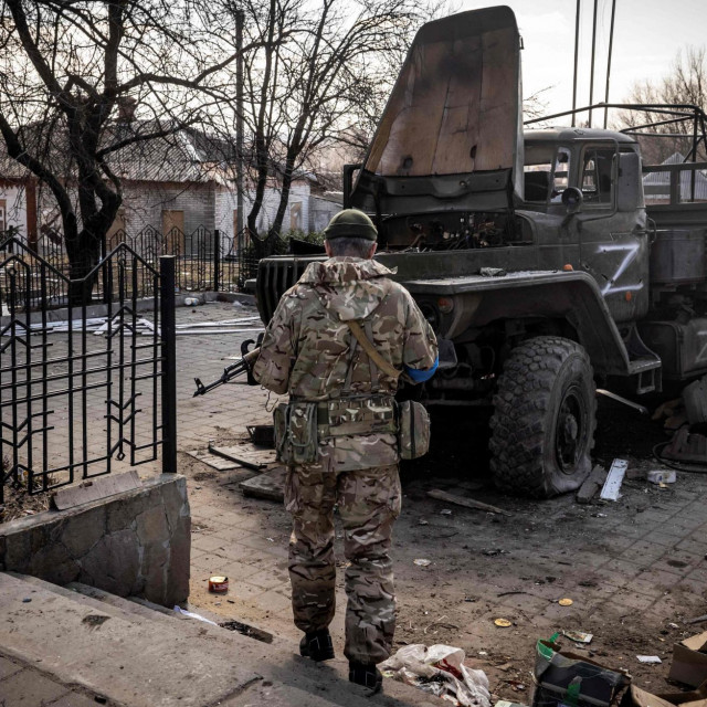 &lt;p&gt;Ukrajinski vojnik stoji kraj uništenog ruskog kamiona&lt;/p&gt;