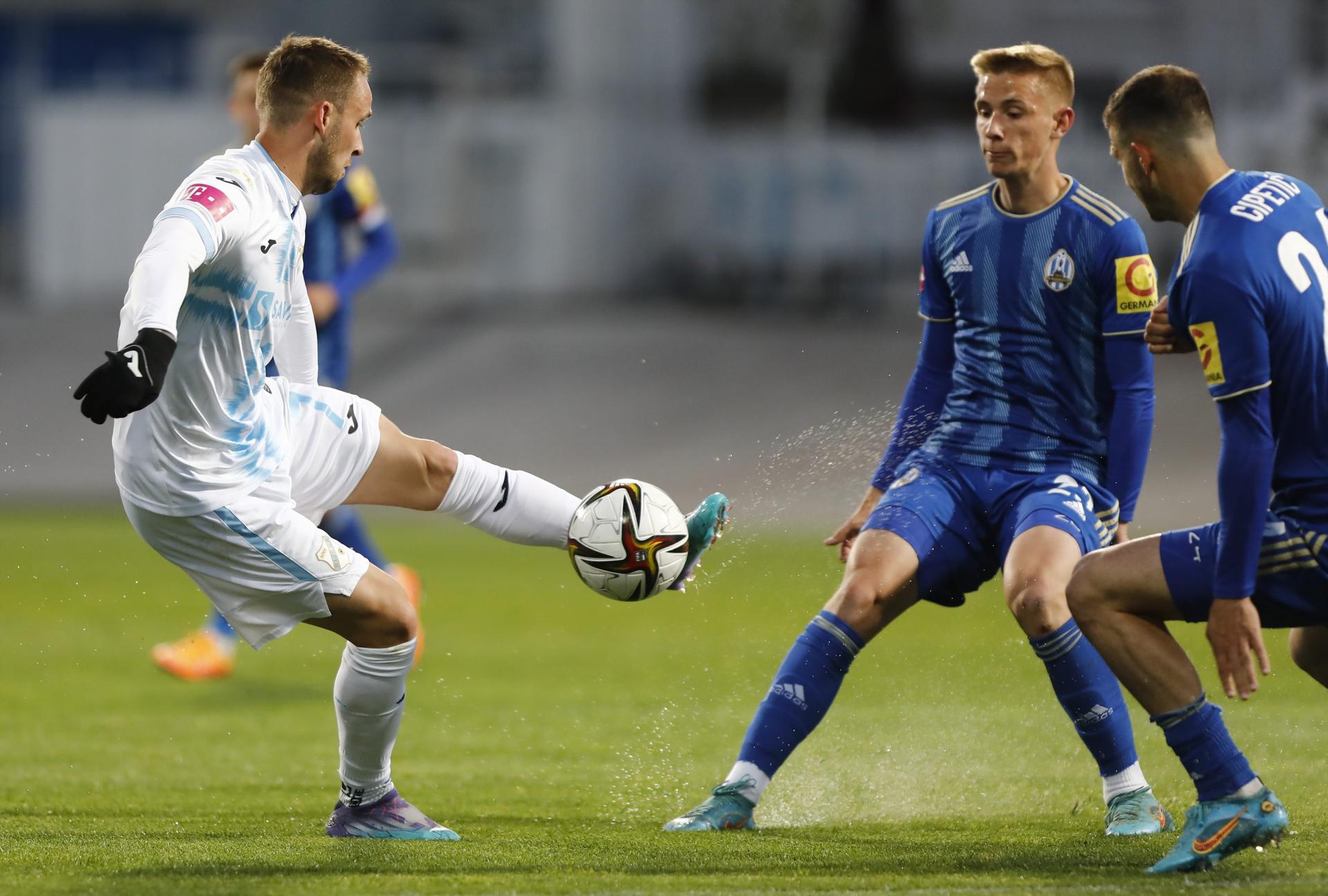 Sportske novosti - VIDEO: POGLEDAJTE NAJSPORNIJI TRENUTAK I SAMI  PROCIJENITE JESU LI SUCI BILI U PRAVU! Rijeka zabila u 91., burno  proslavila gol, a onda se javio VAR