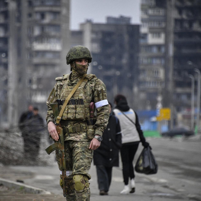 &lt;p&gt;Ruski vojnik na ulicama Mariupolja&lt;/p&gt;