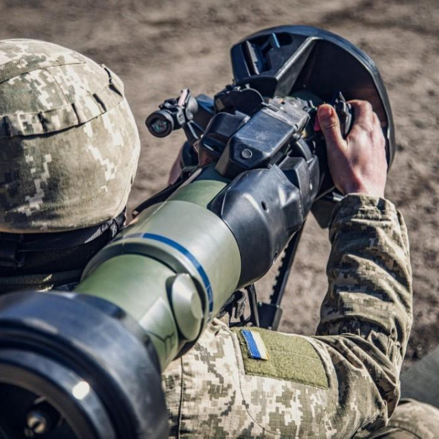 &lt;p&gt;Ukrajinski vojnik drži raketni bacač NLAW&lt;/p&gt;