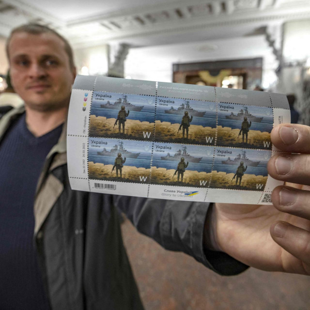 &lt;p&gt;Poštanska marka na kojoj je prikazan ukrajinski vojnik kako pokazuje srednji prst Moskvi&lt;/p&gt;
