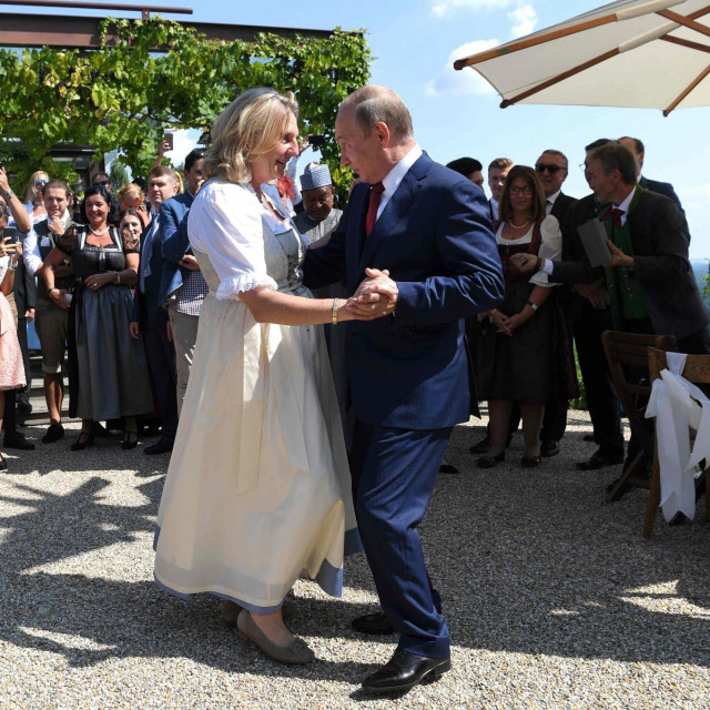 &lt;p&gt;Vladimir Putin zaplesao je s tadašnjom austrijskom ministricom vanjskih poslova Karin Kneissl na njezinom vjenčanju 2018. godine&lt;/p&gt;