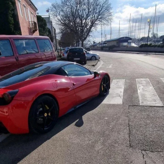 &lt;p&gt;Ferrari na pješačkom prijelazu kod popularnog zadarskog kafića&lt;/p&gt;