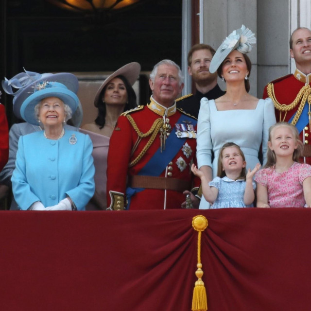 &lt;p&gt;Kraljevska obitelj na balkonu Buckinghamske palače, pate prelet zrakoplova RAF-a povodom kraljičina jubileja 2018. godine&lt;br /&gt;
 &lt;/p&gt;