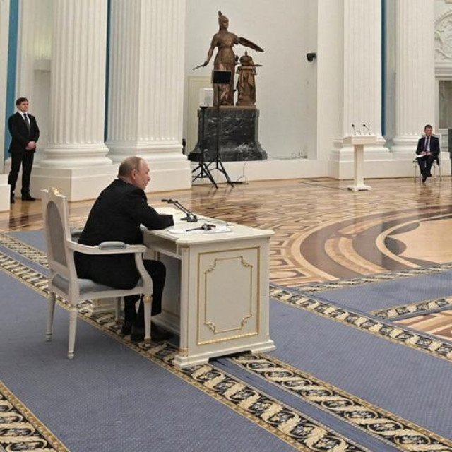 &lt;p&gt;Vladimir Putin s članovima ruskog Vijeća sigurnosti u Kremlju, 21. veljače ove godine&lt;/p&gt;