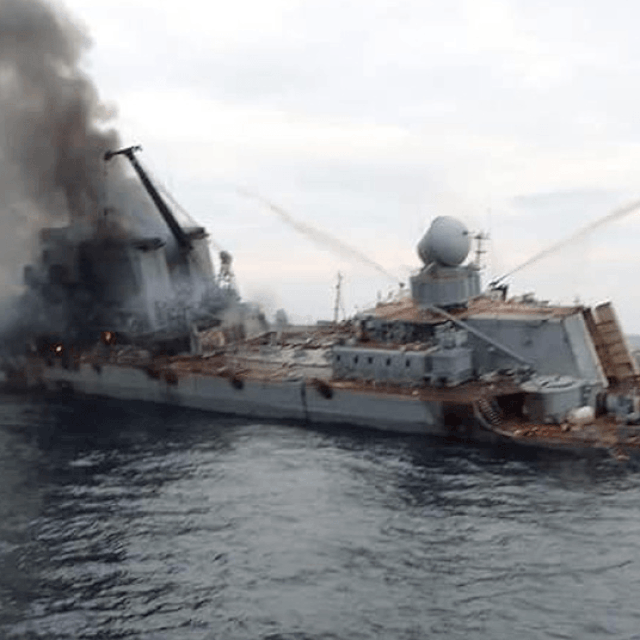 Ruska krstarica 'Moskva' netom prije potonuća; ukrajinski vojnik na fronti; Rusi ispaljuju rakete na ukrajinske položaje