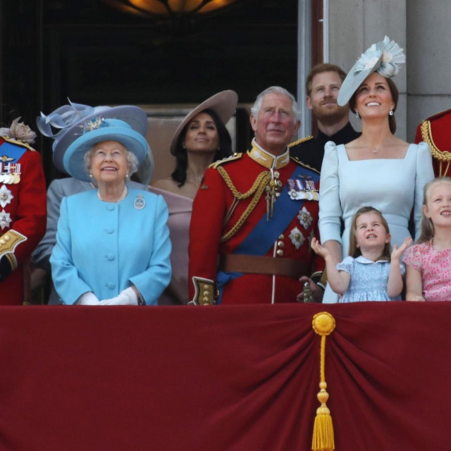 &lt;p&gt;Princeza Anne, princeza Beatrice, princ Andrew, Camilla, vojvotkinja Cornwalla, kraljica Elizabeta II., princ Charles, Meghan, vojvotkinja od Sussexa, princ Harry, Kate Middleton, vojvotkinja od Cambridgea, prince William, princeza Charlotte i princ George na balkonu Buckinghamske palače&lt;/p&gt;