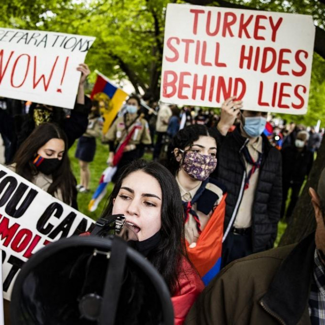 &lt;p&gt;Armenci prosvjeduju ispred rezidencije turskog veleposlanika povodom 106. godišnjice genocida nad Armenijom&lt;/p&gt;