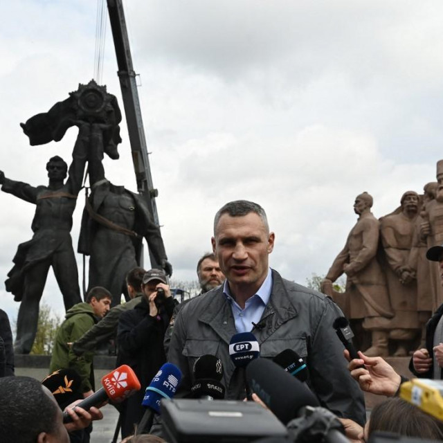 &lt;p&gt;Vitalij Kličko ispred spomenika ukrajinsko-ruskom prijateljstvu&lt;/p&gt;