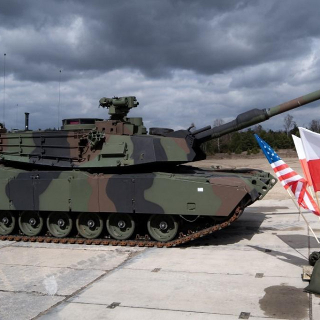 &lt;p&gt;Američki tenk Abrams za poljske vojne snage uz poljsku i aneričku zastavu /Ilustracija&lt;/p&gt;