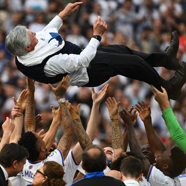 &lt;p&gt;Carlo Ancelotti je završio u zraku, ali na slavlju nije bilo svih igrača Reala&lt;/p&gt;