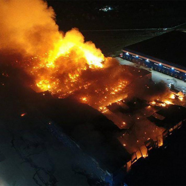 &lt;p&gt;Požar u skladištu izdavačke kuće Prosveščenie nedaleko Moskve&lt;/p&gt;