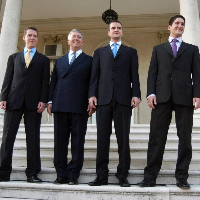 &lt;p&gt;Princ Aleksandar Karađorđević sa sinovima Petrom, Filipom i Aleksandrom&lt;/p&gt;