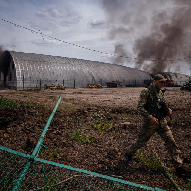&lt;p&gt;Ukrajinski vojnik pokraj zapaljenog skladišta (ilustracija)&lt;/p&gt;