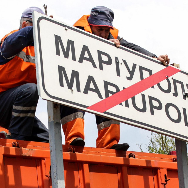 Djelatnici gradskih poduzeća ukrajinske znakove kod Mariupolja zamjenjuju ruskima