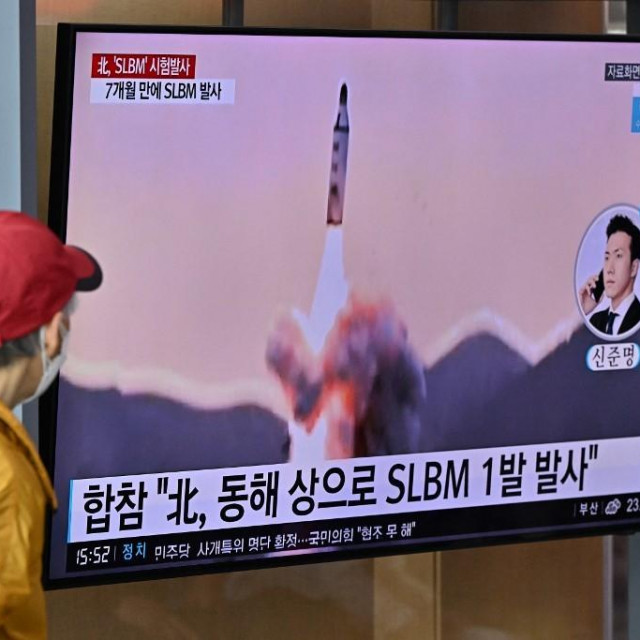 &lt;p&gt;ljudi gledaju TV snimku testiranja sjevernokorejskog projektila&lt;/p&gt;