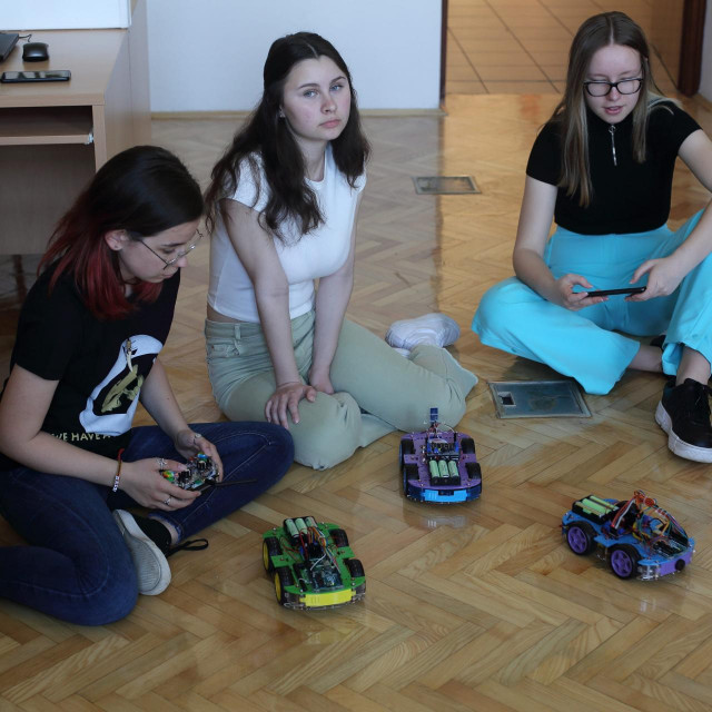 &lt;p&gt;&lt;br /&gt;
Članice tima Kiara Lemac, Ema Stankoski Hrgović i Lara Šijanović sa svojim robotima&lt;/p&gt;