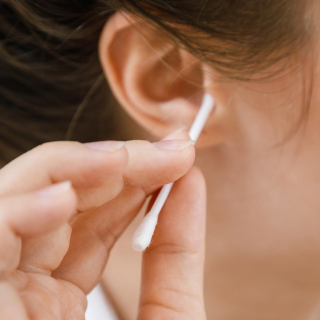 &lt;p&gt;Uši se čiste same i obično ne trebaju dodatno čišćenje. Eventualno&lt;br /&gt;
treba omekšati ili ukloniti ušni vosak s vanjske strane kanala &lt;/p&gt;