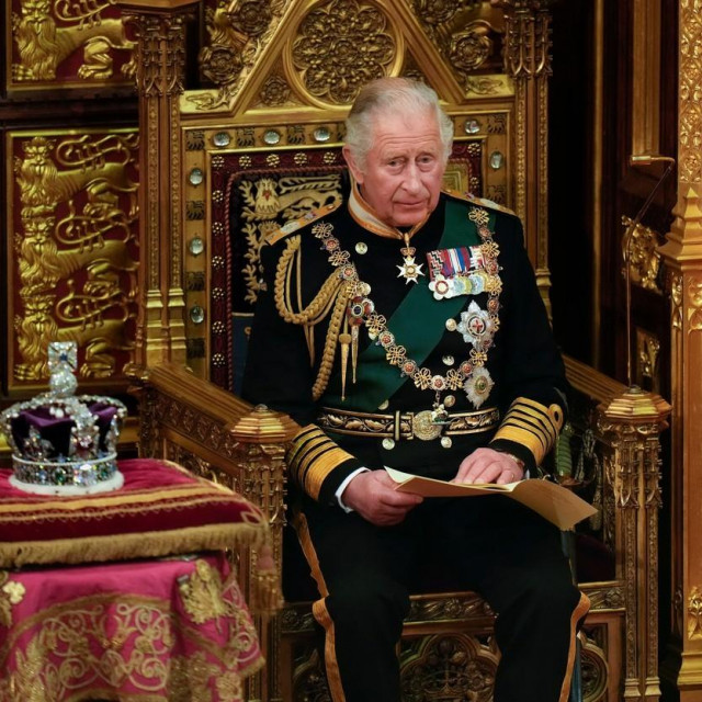 &lt;p&gt;Princ Charles čita kraljičin govor pored njezine krune tijekom jednogodišnjeg zasjedanja parlamenta&lt;/p&gt;