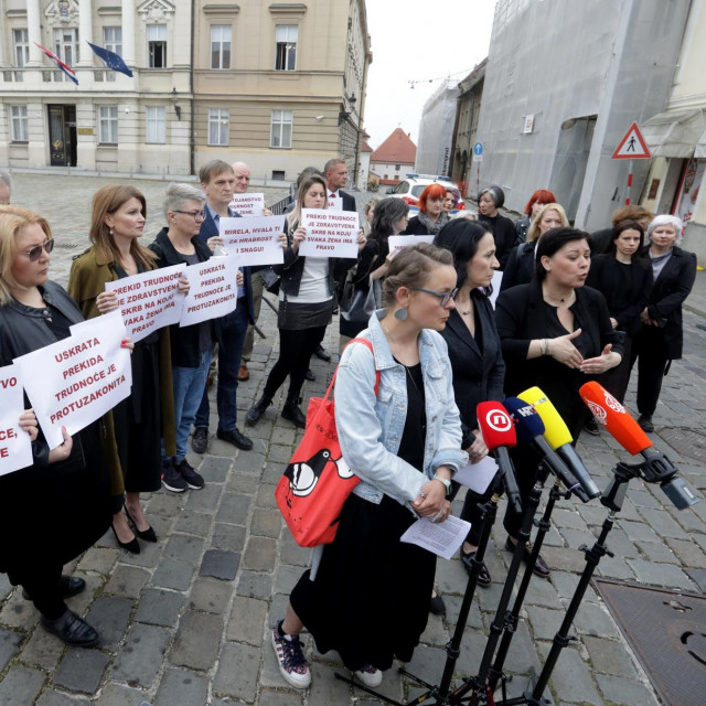 &lt;p&gt;Članovi organizacija civilnog društva uputili su prošlog tjedna s okupljanja ispred Sabora zahtjeve za dostupan, siguran i legalan prekid trudnoće u Hrvatskoj&lt;/p&gt;