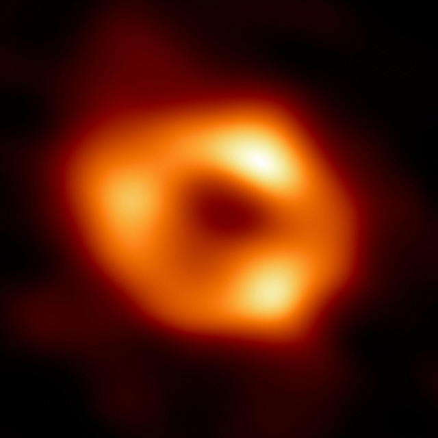 &lt;p&gt;Prva fotografija crne rupe Sagittarius A u središtu ga galaksije Mliječni put&lt;/p&gt;
