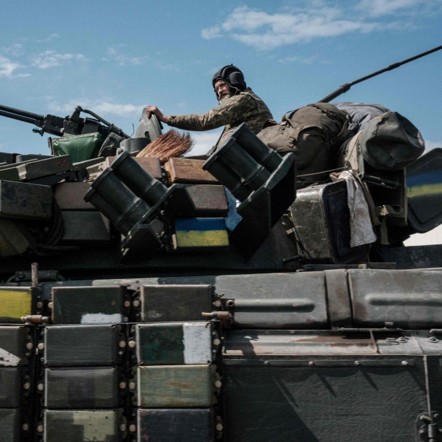 &lt;p&gt;Ukrajinski vojnik u tenku&lt;/p&gt;