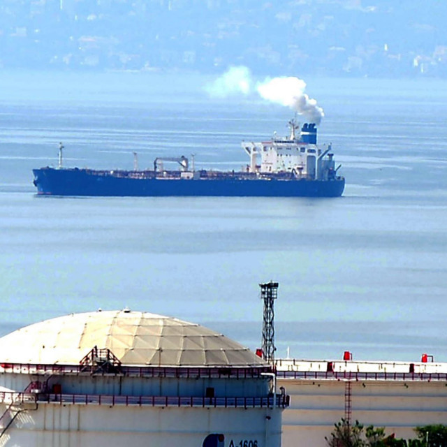 &lt;p&gt;U akvatoriju ispred naftnog terminala Janaf usidren je iranski brod &lt;br /&gt;
 &lt;/p&gt;