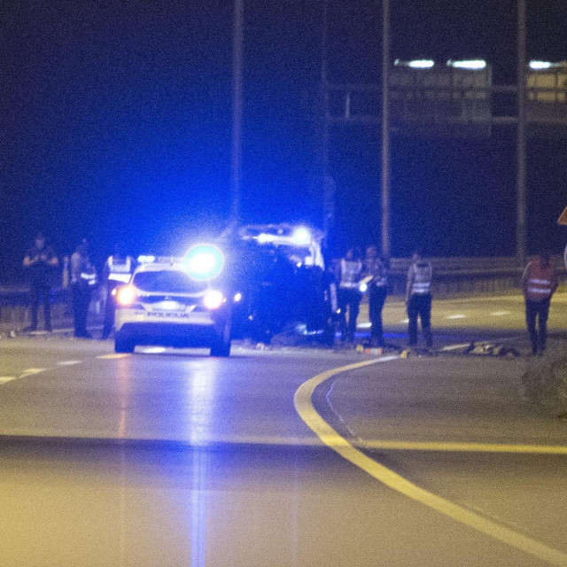 Na autocesti A3 kod čvora Ivanić Grad u smjeru Zagreba jedna osoba je smrtno stradala, a jedna je teže ozlijeđena.