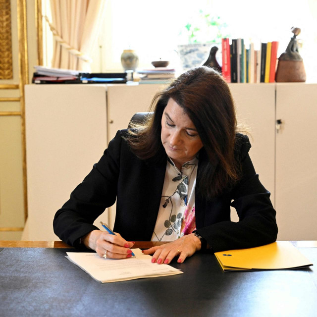 &lt;p&gt;Švedska ministrica Ann Linde potpisala je danas zahtjev te zemlje za pridruživanje NATO-u&lt;/p&gt;