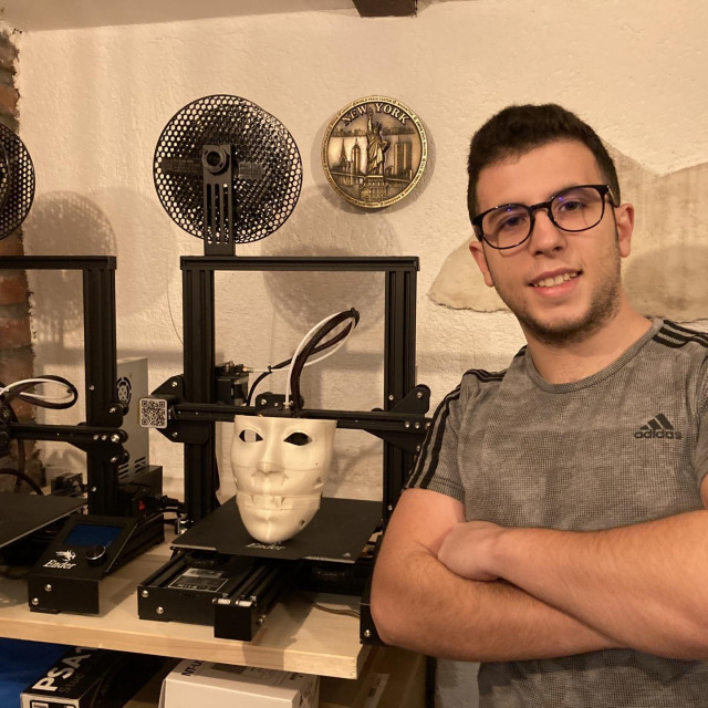 &lt;p&gt;Karlo Džafić s riječkog Tehničkog fakulteta doma radi humanoidnog robota pomoću 3D printer&lt;/p&gt;