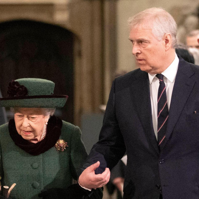 &lt;p&gt;Kraljica Elizabeta II i princ Andrew na komemoraciji za princa Philipa&lt;/p&gt;
