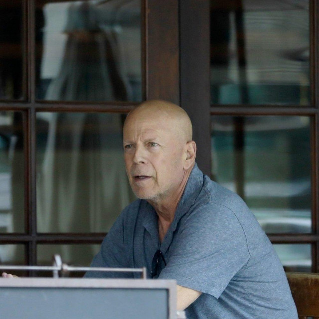&lt;p&gt;Bruce Willis u restoranu&lt;/p&gt;