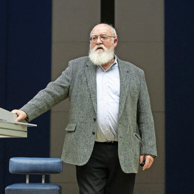&lt;p&gt;Dennett je poznat kao jedan od “četiri jahača novog ateizma”, zajedno sa Samom Harrisom, Richardom Dawkinsom i pokojnim Christopherom Hitchensom&lt;/p&gt;