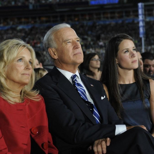 &lt;p&gt;Joe Biden sa suprugom Jill i kćerkom Ashley&lt;/p&gt;
