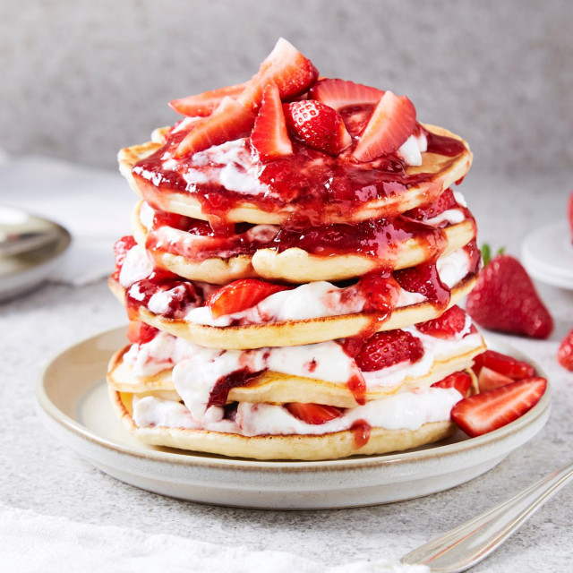 &lt;p&gt;strawberry yoghurt cream jam pancake tower&lt;/p&gt;