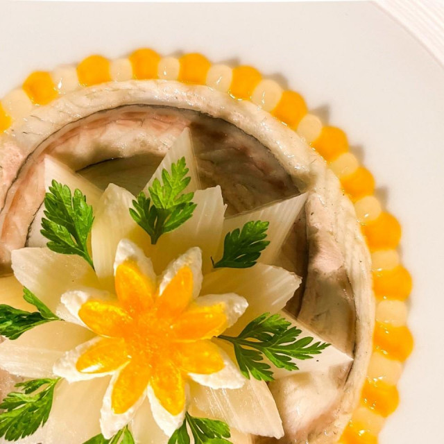 &lt;p&gt;Young Marinated Eel with White Asparagus, Kombu and Caviar Sauce, jelo u objektivu Anje Maršić, &lt;a href=”https://www.instagram.com/hungry_anja/” target=”_blank”&gt;@hungry_anja&lt;/a&gt;&lt;/p&gt;