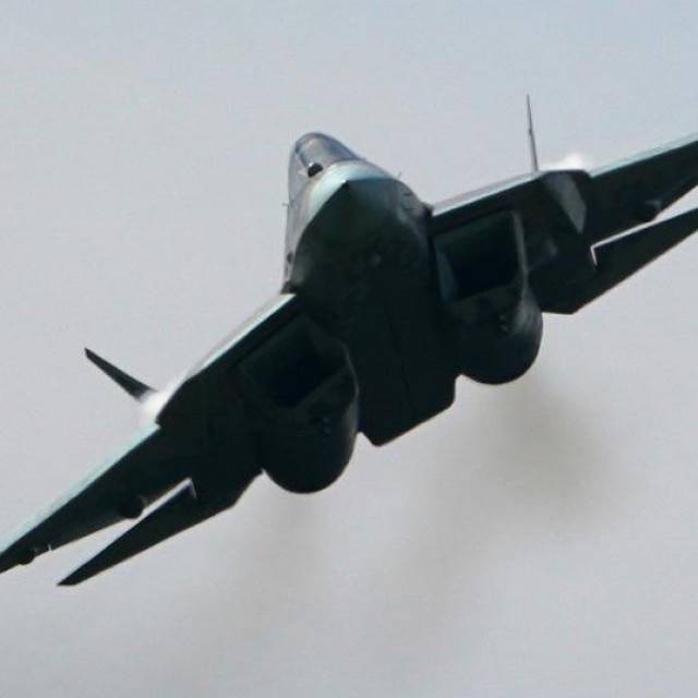 &lt;p&gt;Su-57 borbeni avion u letu&lt;/p&gt;