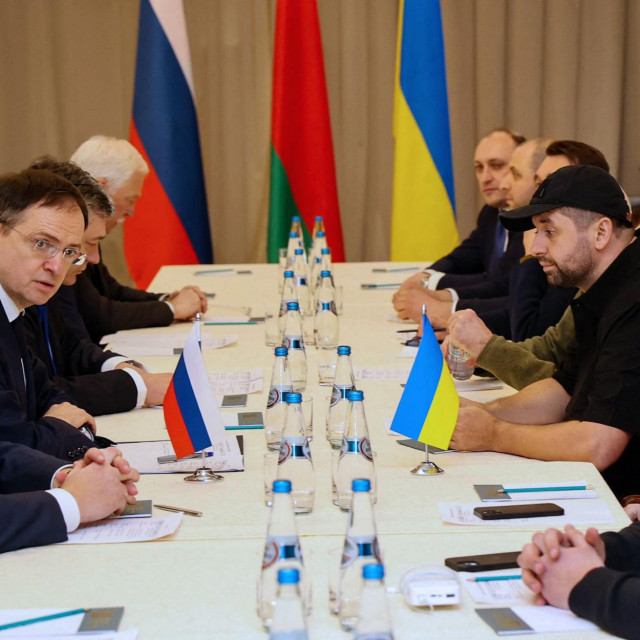 &lt;p&gt;Ukrajinski i ruski delegati na pregovorima početkom invazije&lt;/p&gt;