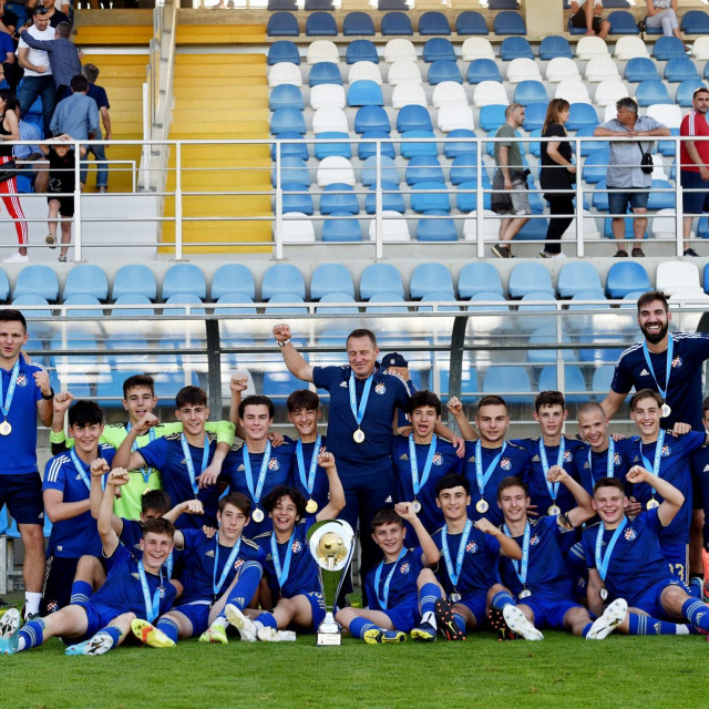 Na fotografiji: Dinamo slavi osvajanje kupa