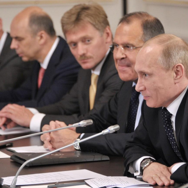 &lt;p&gt;S lijeva: Sergej Kirijenko, Anton Siluanov, Dmitrij Peskov, Sergej Lavrov i Vladimir Putin/Arhivska fotografija&lt;/p&gt;