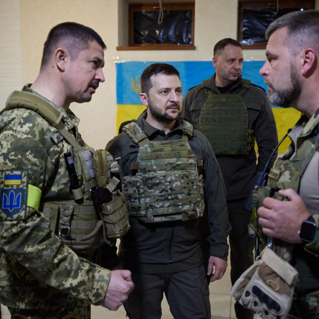 &lt;p&gt;Volodimir Zelenski razgovara s ukrajinskim vojnicima u Harkivu&lt;/p&gt;
