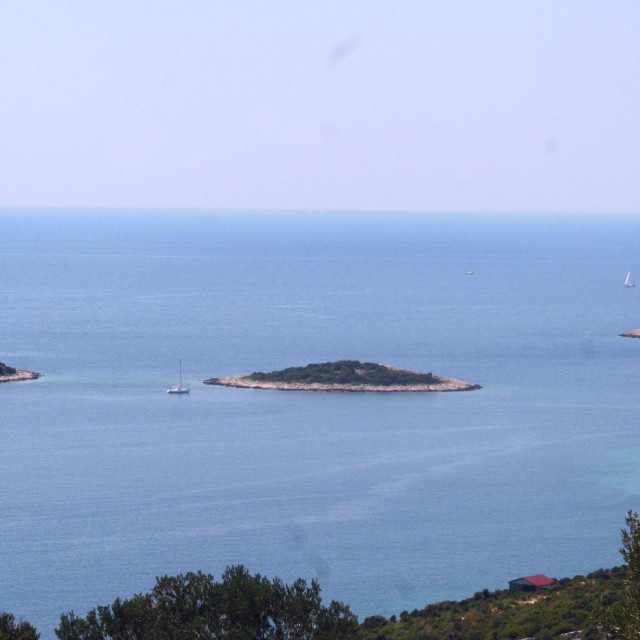 &lt;p&gt;Mali Kosmač u Splitsko-dalmatinskoj županiji, površine 5000 kvadrata, prodaje se za milijun eura&lt;/p&gt;