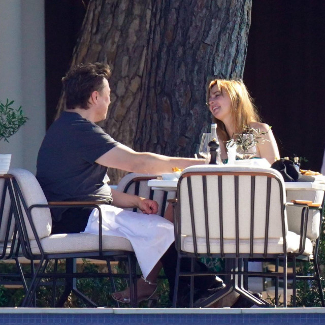 &lt;p&gt;Elon Musk i Natasha Bassett&lt;/p&gt;
